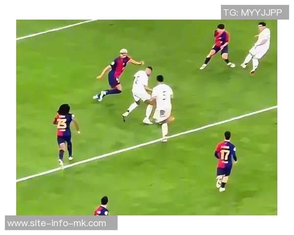 姆巴佩精彩过人遭对手推倒主裁对其进行严厉教育引发热议 姆巴佩精彩过人遭对手推倒主裁对其进行严厉教育引发热议